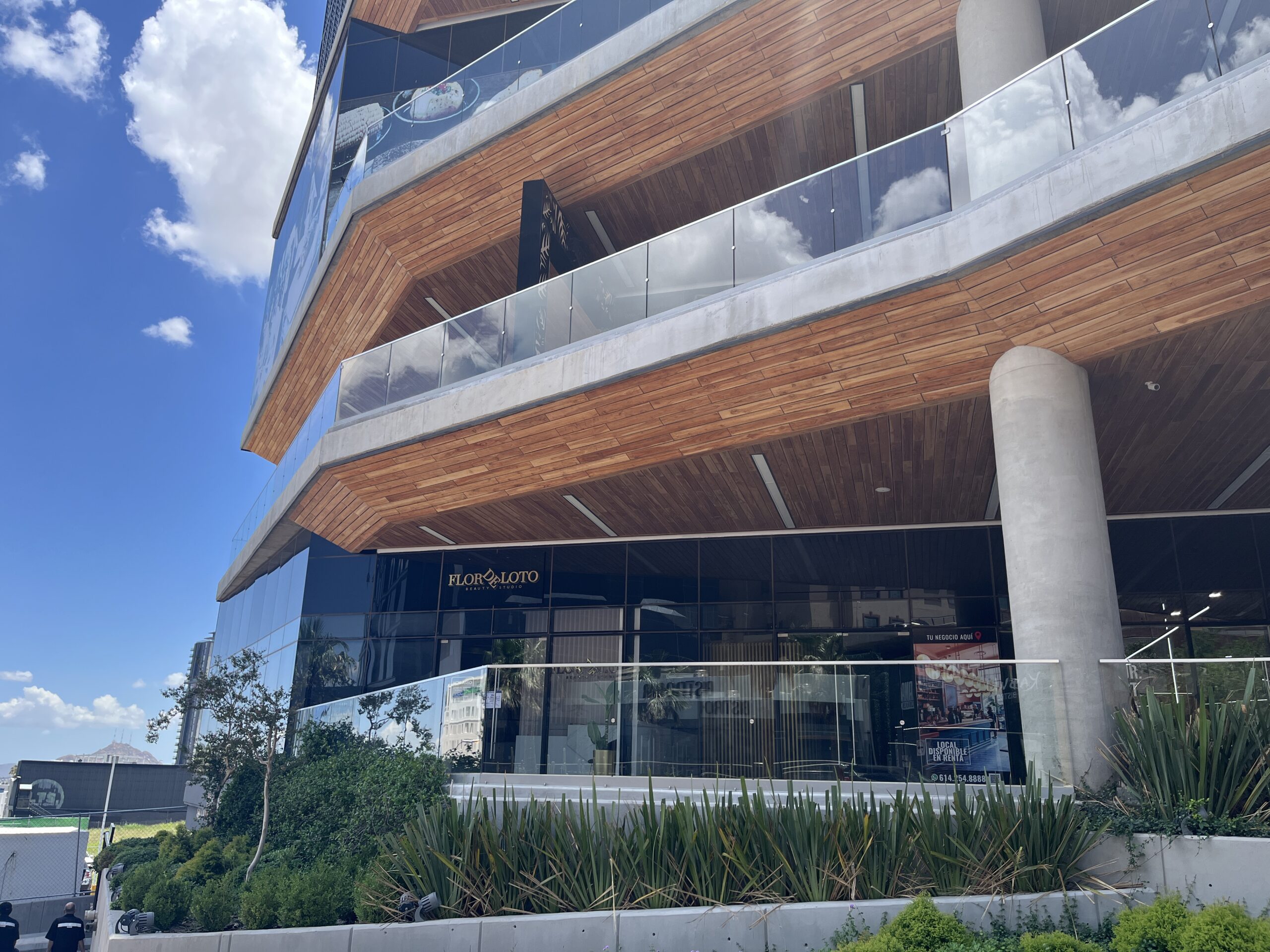 Local en Renta Torre Azenzo 102